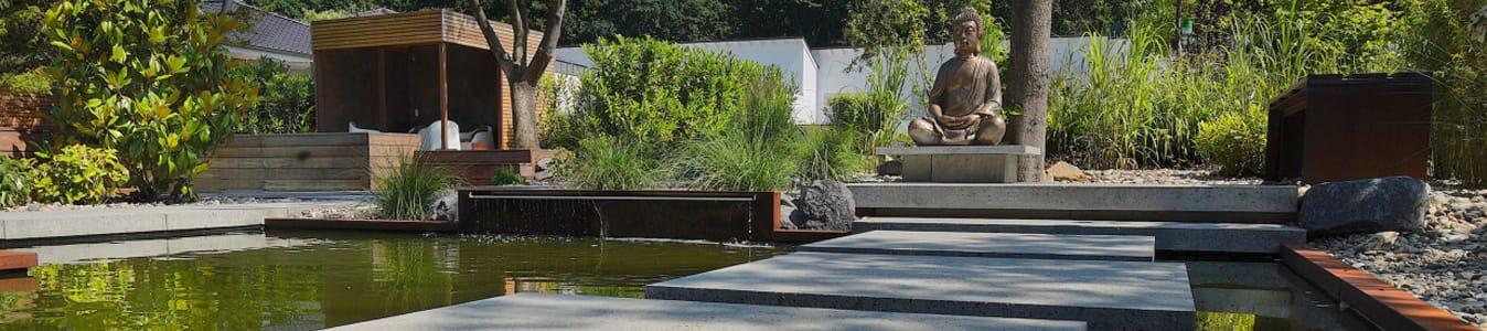 Japanse tuin met betonnen staptegels in vijver